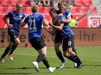 Die Spieler von Arminia Bielefeld freuen sich nach dem Sieg in Regenburg über die Tabellenführung. Foto: Daniel Karmann Die Spieler von Arminia Bielefeld freuen sich nach dem Sieg in Regenburg über die Tabellenführung. Foto: Daniel Karmann