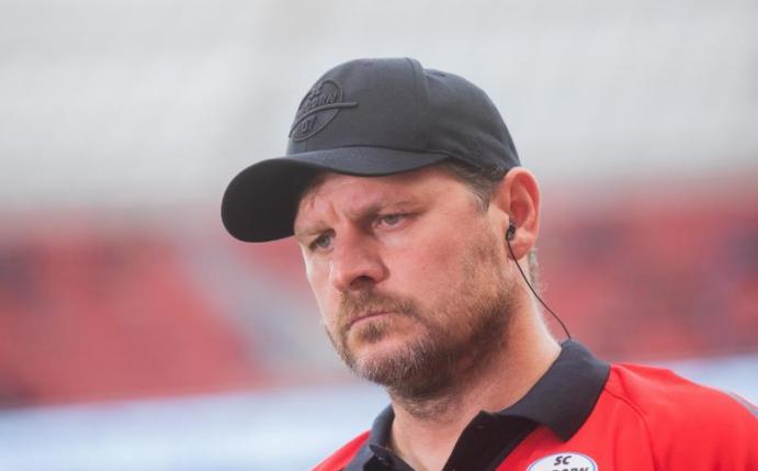 Sah als erster Trainer in der Fußball-Bundesliga die Gelbe Karte: Paderborn-Coach Steffen Baumgart. Foto: Rolf Vennenbernd
