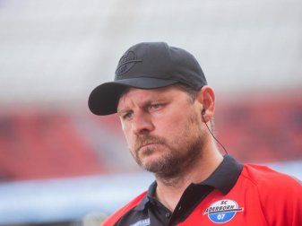 Sah als erster Trainer in der Fußball-Bundesliga die Gelbe Karte: Paderborn-Coach Steffen Baumgart. Foto: Rolf Vennenbernd Sah als erster Trainer in der Fußball-Bundesliga die Gelbe Karte: Paderborn-Coach Steffen Baumgart. Foto: Rolf Vennenbernd