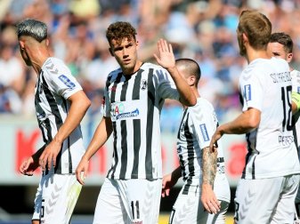 Luca Waldschmidt erzielt vom Elfmeterpunkt das 1:1 Luca Waldschmidt erzielt vom Elfmeterpunkt das 1:1