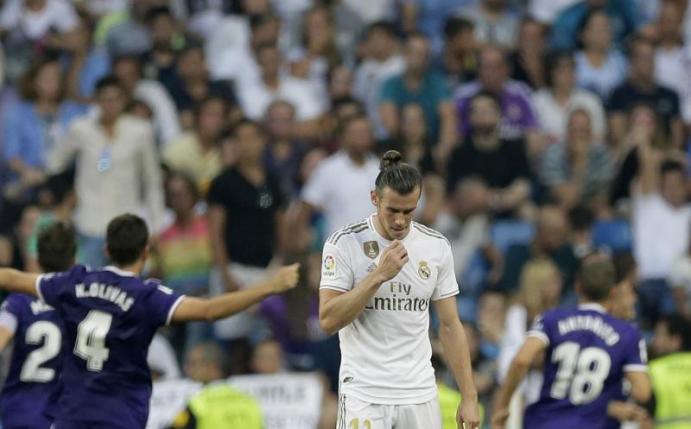 Madrids Gareth Bale (M) ärgert sich - Valladolid bejubelt den späten Ausgleich. Foto: Paul White/AP