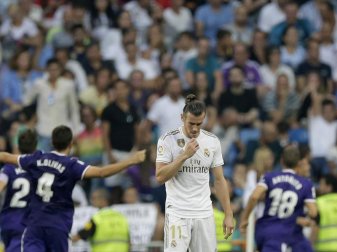 Madrids Gareth Bale (M) ärgert sich - Valladolid bejubelt den späten Ausgleich. Foto: Paul White/AP Madrids Gareth Bale (M) ärgert sich - Valladolid bejubelt den späten Ausgleich. Foto: Paul White/AP