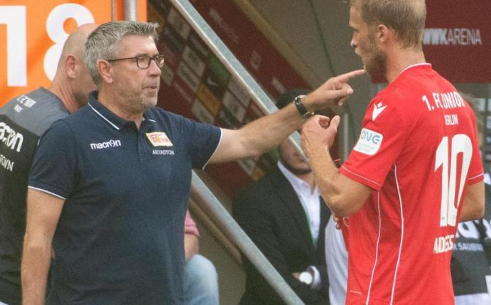 Union-Trainer Urs Fischer (l) wechselte in Sebastian Andersson den Torschützen ein. Foto: Stefan Puchner