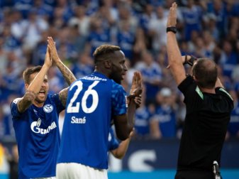 Schalkes Sane (M) und Burgstaller (l) beschweren sich bei Schiedsrichter Fritz über ein nicht gegebenes Handspiel. Foto: Federico Gambarini Schalkes Sane (M) und Burgstaller (l) beschweren sich bei Schiedsrichter Fritz über ein nicht gegebenes Handspiel. Foto: Federico Gambarini