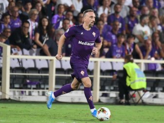 Franck Ribéry wurde unter Standing Ovations der Fiorentina-Fans eingewechselt. Foto: Claudio Giovannini/ANSA/AP Franck Ribéry wurde unter Standing Ovations der Fiorentina-Fans eingewechselt. Foto: Claudio Giovannini/ANSA/AP