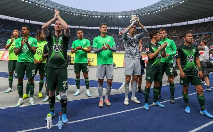 Die Wolfsburg-Profi feiern mit ihren Fans den Auswärtssieg in Berlin. Foto: Andreas Gora