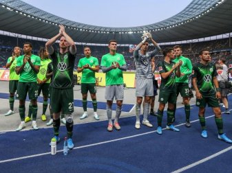 Die Wolfsburg-Profi feiern mit ihren Fans den Auswärtssieg in Berlin. Foto: Andreas Gora Die Wolfsburg-Profi feiern mit ihren Fans den Auswärtssieg in Berlin. Foto: Andreas Gora