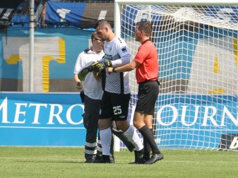 Keeper Markus Scholz (m.) erleidet einen Kreuzbandriss Keeper Markus Scholz (m.) erleidet einen Kreuzbandriss
