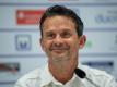 Der neue Trainer vom FC Erzgebirge Aue: Dir Schuster lächelt bei seiner Vorstellung. Foto: Robert Michael