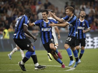 Die Spieler von Inter Mailand freuen sich über den Treffer von Antonio Candreva (M) im Spiel gegen US Lecce. Foto: Luca Bruno/AP Die Spieler von Inter Mailand freuen sich über den Treffer von Antonio Candreva (M) im Spiel gegen US Lecce. Foto: Luca Bruno/AP