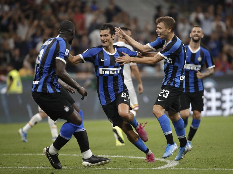 Die Spieler von Inter Mailand freuen sich über den Treffer von Antonio Candreva (M) im Spiel gegen US Lecce. Foto: Luca Bruno/AP