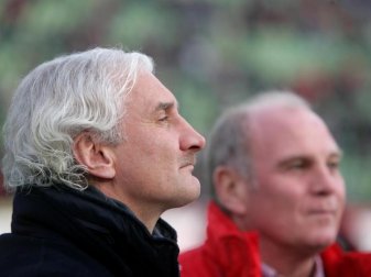 Würde Uli Hoeneß nach seinem Rücktritt in der Bundesliga vermissen: Rudi Völler (l). Foto: Rolf Vennenbernd Würde Uli Hoeneß nach seinem Rücktritt in der Bundesliga vermissen: Rudi Völler (l). Foto: Rolf Vennenbernd