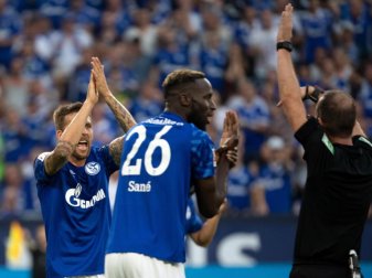 Die Schalker Guido Burgstaller und Salif Sané forderten bei Schiedsrichter Marco Fritz (l-r) ein Handspiel. Foto: Federico Gambarini Die Schalker Guido Burgstaller und Salif Sané forderten bei Schiedsrichter Marco Fritz (l-r) ein Handspiel. Foto: Federico Gambarini