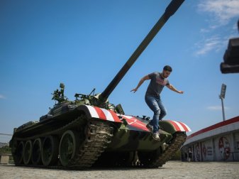 In Belgrad stellten Fans einen Panzer vor das Stadion In Belgrad stellten Fans einen Panzer vor das Stadion