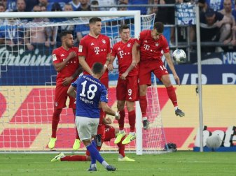 Freistoß Caligiuri: Perisic (r.) mit der Hand zum Ball Freistoß Caligiuri: Perisic (r.) mit der Hand zum Ball