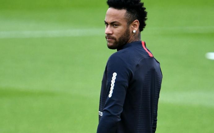 In neuer Rolle: Neymar mal hinter statt auf der Leinwand