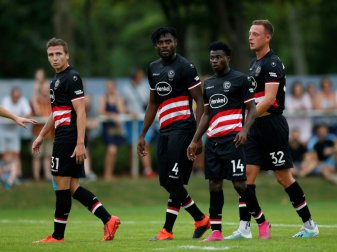 Verletzt: Sobottka (1.v.l.) und Adams (2.v.l.) Verletzt: Sobottka (1.v.l.) und Adams (2.v.l.)