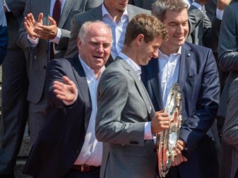 Uli Hoeneß (l) mit Thomas Müller (M) und Ministerpräsident Markus Söder beim Empfang im Hofgarten. Foto: Peter Kneffel Uli Hoeneß (l) mit Thomas Müller (M) und Ministerpräsident Markus Söder beim Empfang im Hofgarten. Foto: Peter Kneffel