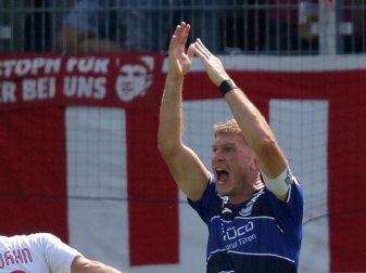 Ein Fußballspieler reklamiert Handspiel. Foto: Daniel Karmann Ein Fußballspieler reklamiert Handspiel. Foto: Daniel Karmann