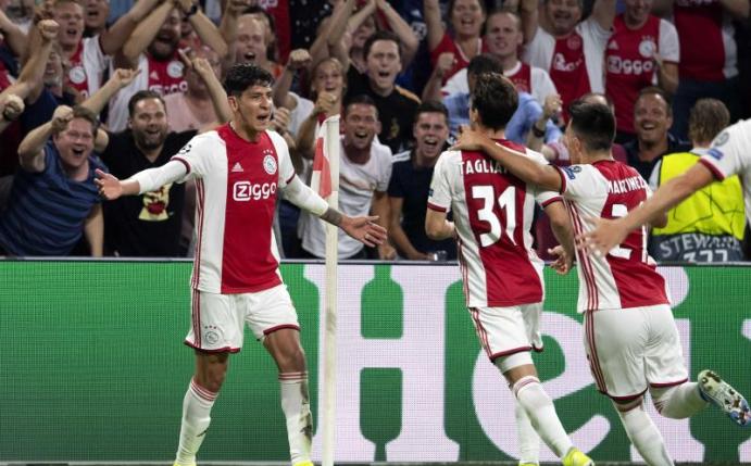 Ajax-Spieler Edson Alvarez (l) jubelt mit seinen Mitspielern über sein Tor zum 1:0 gegen APOEL Nikosia. Foto: Olaf Crack/ANP