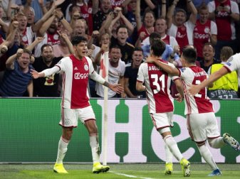 Ajax-Spieler Edson Alvarez (l) jubelt mit seinen Mitspielern über sein Tor zum 1:0 gegen APOEL Nikosia. Foto: Olaf Crack/ANP Ajax-Spieler Edson Alvarez (l) jubelt mit seinen Mitspielern über sein Tor zum 1:0 gegen APOEL Nikosia. Foto: Olaf Crack/ANP