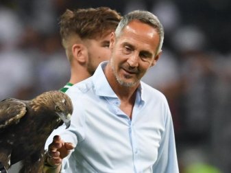 Eintracht-Trainer Adi Hütter warnt vor dem Spiel gegen Straßburg: «Wir brauchen eine sehr intelligente Spielweise und eine sehr gute Defensive.» Foto: Arne Dedert Eintracht-Trainer Adi Hütter warnt vor dem Spiel gegen Straßburg: «Wir brauchen eine sehr intelligente Spielweise und eine sehr gute Defensive.» Foto: Arne Dedert