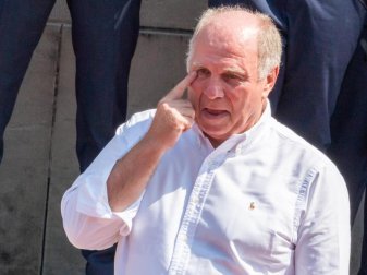 Uli Hoeneß zieht sich also nach 40 Jahren als Manager und Präsident des FC Bayern zurück - aber natürlich nicht komplett. Foto: Peter Kneffel Uli Hoeneß zieht sich also nach 40 Jahren als Manager und Präsident des FC Bayern zurück - aber natürlich nicht komplett. Foto: Peter Kneffel