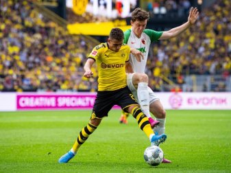 Bleibt FC Augsburg: Michael Gregoritsch (r). Foto: Guido Kirchner Bleibt FC Augsburg: Michael Gregoritsch (r). Foto: Guido Kirchner