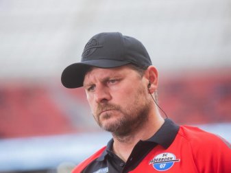 Paderborns Trainer Steffen Baumgart hatte als erster Trainer in der Geschichte der Bundesliga die Gelbe Karte gesehen. Foto: Rolf Vennenbernd Paderborns Trainer Steffen Baumgart hatte als erster Trainer in der Geschichte der Bundesliga die Gelbe Karte gesehen. Foto: Rolf Vennenbernd