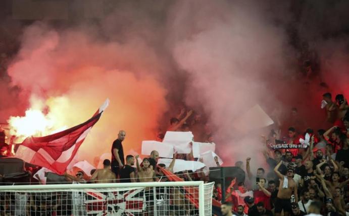 Fans von OGC Nizza fielen gegen Olympique Marseille negativ auf. Foto: Daniel Cole/AP