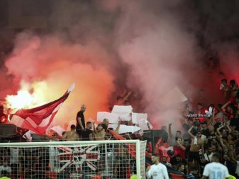 Fans von OGC Nizza fielen gegen Olympique Marseille negativ auf. Foto: Daniel Cole/AP Fans von OGC Nizza fielen gegen Olympique Marseille negativ auf. Foto: Daniel Cole/AP