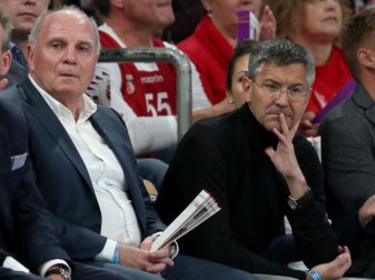 Uli Hoeneß (l) bringt Herbert Hainer (r) als seinen Nachfolger in Stellung. Foto: Daniel Karmann Uli Hoeneß (l) bringt Herbert Hainer (r) als seinen Nachfolger in Stellung. Foto: Daniel Karmann