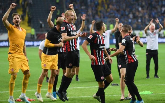 Die Frankfurter Spieler feiern den Einzug in die Europa League. Foto: Arne Dedert