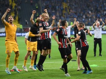 Die Frankfurter Spieler feiern den Einzug in die Europa League. Foto: Arne Dedert Die Frankfurter Spieler feiern den Einzug in die Europa League. Foto: Arne Dedert