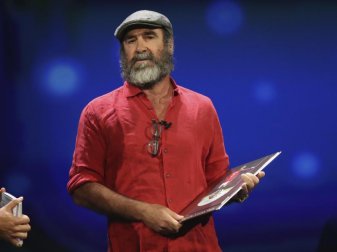 Sorgte mit seiner Dankesrede für Verwirrung: Fußball-Legende Eric Cantona. Foto: Daniel Cole/AP Sorgte mit seiner Dankesrede für Verwirrung: Fußball-Legende Eric Cantona. Foto: Daniel Cole/AP