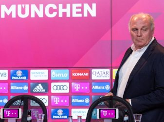 Uli Hoeneß wird sich nach vier Jahrzehnten aus der Führungsspitze des FC Bayern München zurückziehen. Foto: Peter Kneffel Uli Hoeneß wird sich nach vier Jahrzehnten aus der Führungsspitze des FC Bayern München zurückziehen. Foto: Peter Kneffel