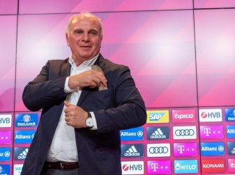 Uli Hoeneß bei der Pressekonferenz in München. Foto: Peter Kneffel Uli Hoeneß bei der Pressekonferenz in München. Foto: Peter Kneffel