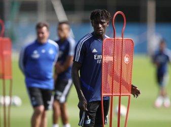 Der Hamburger SV hält zu Bakery Jatta. Foto: Christian Charisius Der Hamburger SV hält zu Bakery Jatta. Foto: Christian Charisius