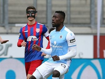 Owusu (r.) wird erneut an 1860 München verliehen Owusu (r.) wird erneut an 1860 München verliehen