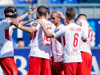 Die Regensburger feiern den Auswärtssieg in Wiesbaden. Foto: Uwe Anspach Die Regensburger feiern den Auswärtssieg in Wiesbaden. Foto: Uwe Anspach