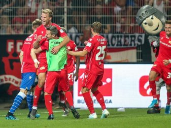Berlins Sebastian Andersson (2.v.l) jubelt nach seinem Treffer zum 3:1 mit Teamkollegen und Maskottchen Ritter Keule. Foto: Andreas Gora Berlins Sebastian Andersson (2.v.l) jubelt nach seinem Treffer zum 3:1 mit Teamkollegen und Maskottchen Ritter Keule. Foto: Andreas Gora