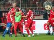 Berlins Sebastian Andersson (2.v.l) jubelt nach seinem Treffer zum 3:1 mit Teamkollegen und Maskottchen Ritter Keule. Foto: Andreas Gora