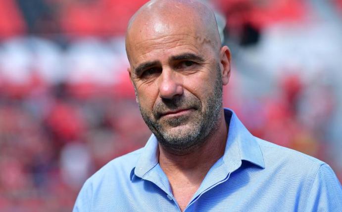 Muss mit seinem Team Ecken üben: Bayer-Coach Peter Bosz. Foto: Revierfoto