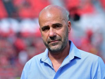Muss mit seinem Team Ecken üben: Bayer-Coach Peter Bosz. Foto: Revierfoto Muss mit seinem Team Ecken üben: Bayer-Coach Peter Bosz. Foto: Revierfoto
