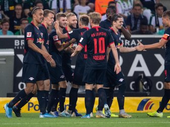 Die RB-Spieler freuen sich über den Sieg in Gladbach und die Tabellenführung. Foto: Die RB-Spieler freuen sich über den Sieg in Gladbach und die Tabellenführung. Foto:
