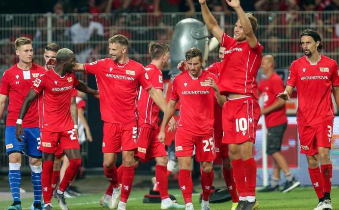 Nach dem 3:1 gegen Borussia Dortmund jubeln die Union-Spieler mit den Fans im heimischen Stadion. Foto: Andreas Gora