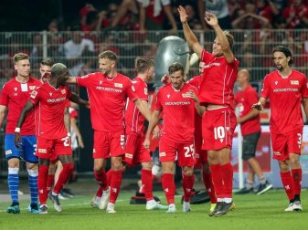Nach dem 3:1 gegen Borussia Dortmund jubeln die Union-Spieler mit den Fans im heimischen Stadion. Foto: Andreas Gora Nach dem 3:1 gegen Borussia Dortmund jubeln die Union-Spieler mit den Fans im heimischen Stadion. Foto: Andreas Gora