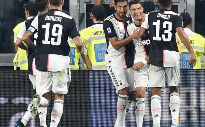Juve Spieler Cristiano Ronaldo (2.v.r.) jubelt mit seinem Teamkollegen Sami Khedira (3.v.r.). Foto: Alessandro Di Marco/ANSA/AP