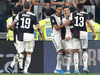 Juve Spieler Cristiano Ronaldo (2.v.r.) jubelt mit seinem Teamkollegen Sami Khedira (3.v.r.). Foto: Alessandro Di Marco/ANSA/AP Juve Spieler Cristiano Ronaldo (2.v.r.) jubelt mit seinem Teamkollegen Sami Khedira (3.v.r.). Foto: Alessandro Di Marco/ANSA/AP