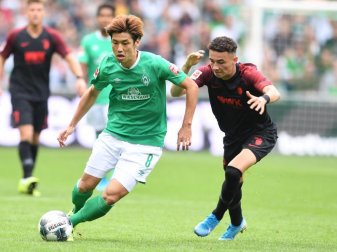 Werders Yuya Osako (l) setzt sich gegen Augsburgs Ruben Vargas durch. Foto: Carmen Jaspersen Werders Yuya Osako (l) setzt sich gegen Augsburgs Ruben Vargas durch. Foto: Carmen Jaspersen